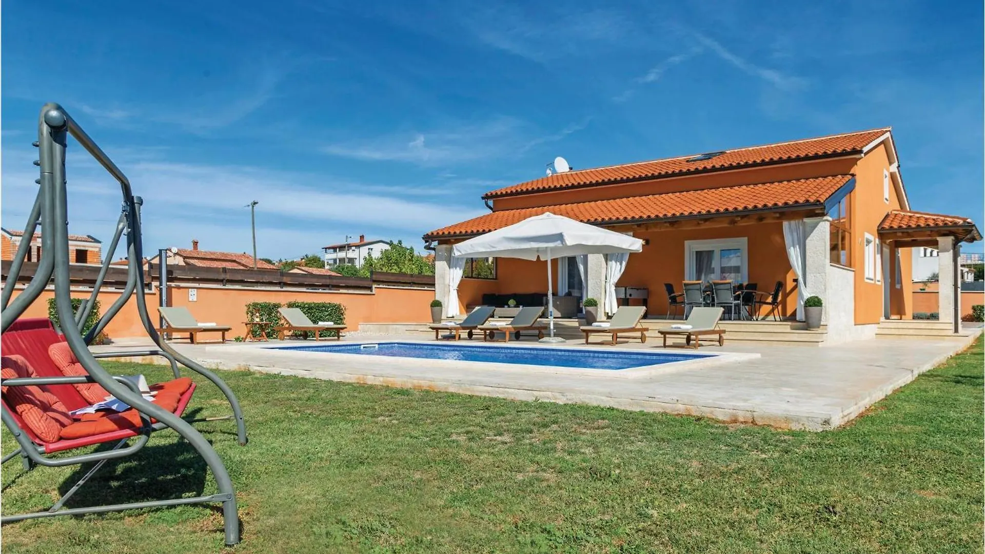 Cozy Home In Skatari With Outdoor Swimming Pool